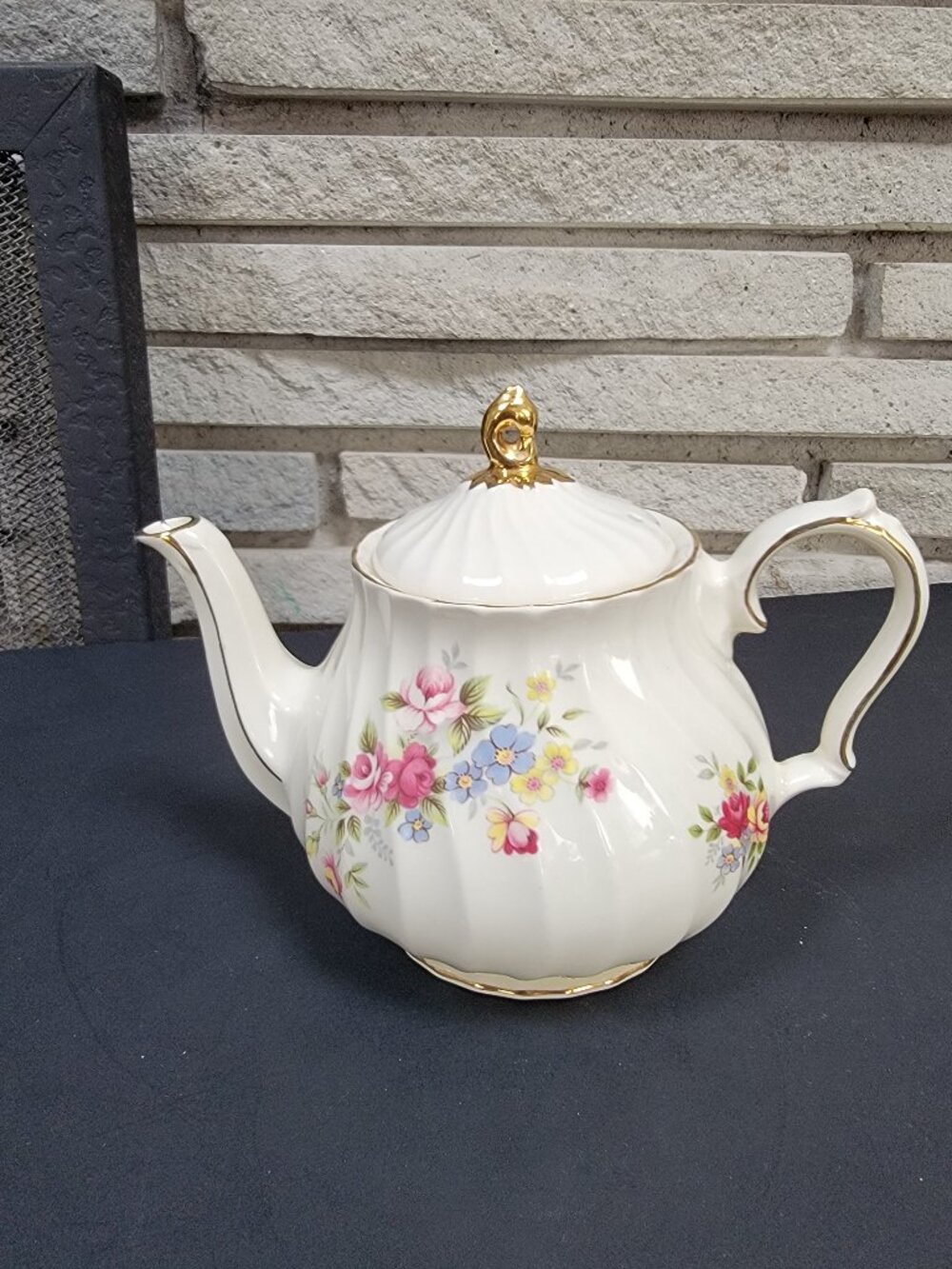 Vintage Sadler Teapot, cream w/ floral pattern, swirl fluting, gold finial EUC